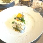 La Brianza - ブッラータチーズのカプレーゼマンゴーと北海道産スナップエンドウ グリンピースと胡麻のペースト パッションフルーツのソース ウイキョウとウイキョウのお花のパウダー。おしゃれ～そしておいしい＆いい香り。