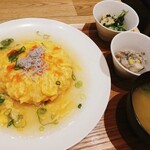 祇園茶寮×タニタカフェ - 釜揚げしらす×九条ネギのみぞれあん　トビコのオムライス　¥850
（おばんざい2品、西京味噌汁付）
