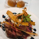 フランス料理 リュカ - ローストビーフとレンズ豆のサラダ。
            ローストビーフもタップリで、下にレンズ豆のサラダが！