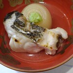 和しょく 徳 - ⑤新玉葱の鶏ガラスープとスズキ油焼き