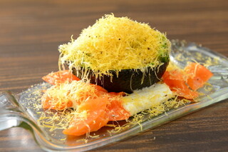 Chizu Ya - アボガドとスモークサーモンのファルシふわふわミモレットチーズ