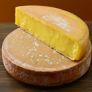 日本で1番ラクレットチーズの種類が食べられます。