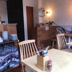 洋食ビストロ夕凪 - トイレ方向　手前に手洗い場があります