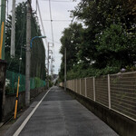 洋食ビストロ夕凪 - 牛込第一中学校と矢来町ハイツの間の裏道を直進