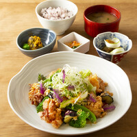 旬野菜と鶏唐揚げの 香味サラダ