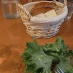 TORATTORIA Dragone - サラダとパン