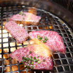 炭火焼肉 まん平 - 大トロカルビ、ステーキタン塩