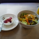 赤坂陽光ホテル - ヨーグルトにサラダ