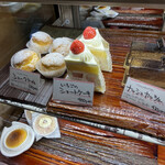 ナッシュカッツェ - シュークリーム、おすすめ！イチゴのショートケーキは、うーん。