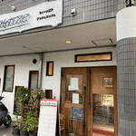 ナッシュカッツェ - 外観。見過ごしそうなほど控えめ。ドアにはモンブランは今ないよ！って書いてあります。