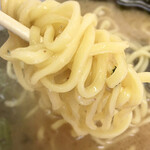 ラーメン六角家 - (株)酒井製麺さんの平打短尺低加水中太麺