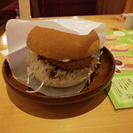 コメダ珈琲店 - 金のメンチカツバーガー