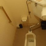 手打ちうどん ろくでなし - トイレは清潔ですが和式です。