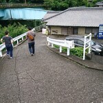 谷川米穀店 - 坂を下るとお店！