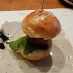 焼鳥YAMATO - オメザンのバンズで特製ミニつくねバーガー