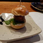 焼鳥YAMATO - オメザンのバンズで特製ミニつくねバーガー