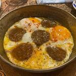 カフェ トルコ - スパイシーな柔らかいサラミソーセージ、といっても使われているお肉はトルコはイスラムの国なんで豚では無く牛を使ったサラミと卵を使ったトルコの朝食の定番料理です。