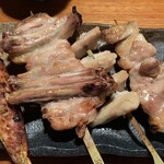 鳥元 - つくね(280円)，手羽先(280円)，もも･なんこつ(本日100円)