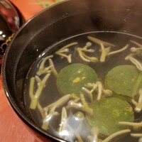 東茶屋 なかむら - ⑥蓴菜と南瓜の野池見立て、自家削り本枯節&利尻昆布のお出汁のお椀
                    お椀の蓋を開けると利尻昆布の香りが立ち登ります
                    奥井海生堂の4年蔵囲いの利尻昆布2級
                    鋭角的な旨みがあるがややマイルドさを感じます