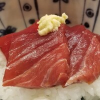 東茶屋 なかむら - ⑪本鮪の赤身(鳥取県境港産)丼
                      日本近海の本鮪の産卵期は春～夏、旬は初秋～冬
                      しっかりめなヅケ、濃い味わいがご飯に合います♪