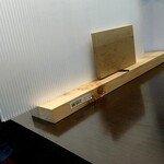 麺屋AMORE - カウンターの仕切り