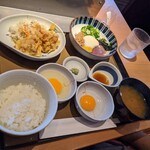 やよい軒 - チビの頼んだ、ねばとろご飯と鶏天定食(税込890円)+生玉子(60円)=950円