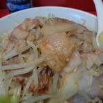 ラーメン二郎 - このあぶらの下に端豚が