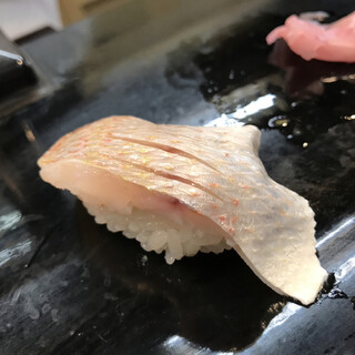 弥助寿司本舗 - 料理写真:小鯛