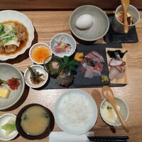 小野の離れ 博多本店 - これに蒸し寿司がついて全部