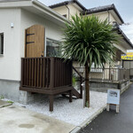 ナナパン - 外観。喚起のためドアオープンです。店舗左側に駐車場あり。