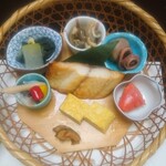 Kiyouno Aji Kohara - 焼き魚、だし巻き玉子、シメサバ、茄子含め煮、貝、いか里芋煮、明太子、