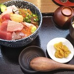 浜の家 - 海鮮丼 味噌汁とお新香が付きます