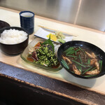 おふくろ - 鰹叩き定食だ！メインはジュンサイ汁だ