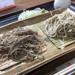 専心庵 - 量少なめに見えますが、こちらはふわっと盛らないので、割とあります。白黒十割蕎麦盛合わせ！限定！