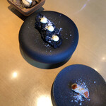 テアトロ ディ マッサ - 奥:じゃがいものクッキーカルピスバター添え
      真ん中:イカ墨のリゾットのお煎餅
      手前:揚げたペンネのトマトソース
      じゃがクッキーカルピスバターが最高
      