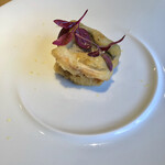 テアトロ ディ マッサ - 全くくさみのない姫鱒をフリットにしてあり、身がギュッとしていて食べ応えがあります。
      ディルのソースが淡白な姫鱒を味変的に引き立ててて美味しかったです。