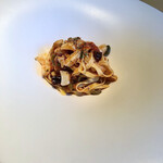 テアトロ ディ マッサ - 軽い食感の平打ち麺、鱈の身の入ったプッタネスカ、北海道の夏の爽快感のあるお皿。