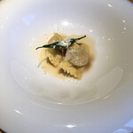 テアトロ ディ マッサ - 雉の極上の出汁と、それを邪魔しないほんのりした程度のハーブの薫香、ラビオリのモチモチ感。素晴らしい一皿。