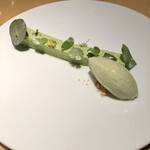 テアトロ ディ マッサ - シャルトリューズとハーブのカタラーナ、エストラゴンジェラート添え。
      ミントを合わせると甘く清涼感が際立ち、コリアンダーを合わせるとお香のようなな風味になり、とっても面白く、美味しかったです。