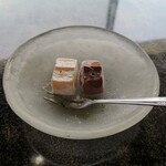 漣 - もう一個抹茶のアイスが入っています。白いのはバニラかと思いきや桃味で得した気分