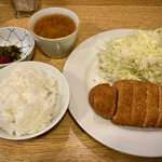 蓬莱屋 - 【ヒレカツ定食 3300】 　揚がったヒレのカットは今日も２人がかり 　菜箸４本が伸びていく先に包丁を 　サッと断面の火入れも確認しつつ 　呼吸を合わせて手早く処理