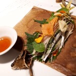 レフェルヴェソンス - ⚫「うるかで焼いた鮎を  ミズナラのどんぐりクレープで巻いて  梅紅酢と野生の山椒」