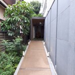 レフェルヴェソンス - お店入口に続く石畳のアプローチ