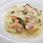 ヴェルサーレ - たっぷりのノルウェー産サーモンとほうれん草のクリームソースのタリアテッレ 