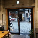 Okuda Bakushuten - 店の奥から入り口を。外、まだ明るい。