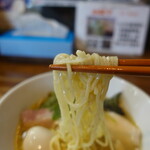 Menya Ippachi - 燻しお(860円)麺リフト