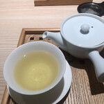 京はやしや - これはリンゴとローズチップのお茶。リンゴの酸っぱい香りがローズにマッチしておりました