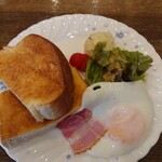 コーヒーハウス マキ - ①モーニングセット･ベーコンエッグ&サラダ
