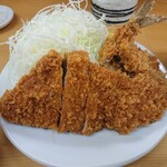 とんかつ山家 - 上ロースかつアップとあじフライ