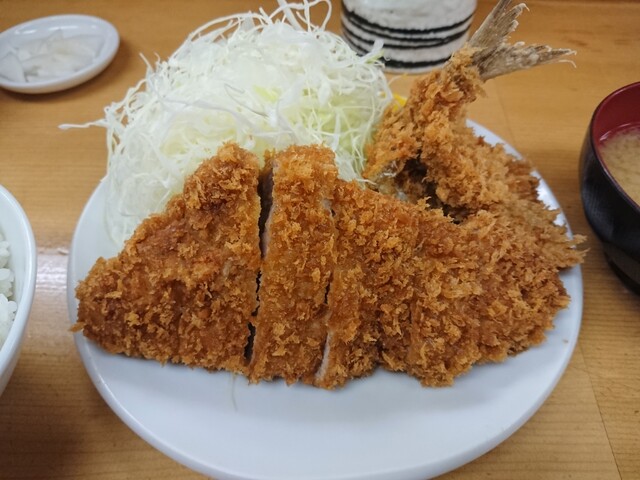 Cận cảnh tonkatsu thăn và cá aji chiên